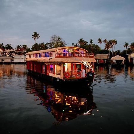 Vaishnav Tours Hotel Alappuzha ภายนอก รูปภาพ