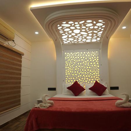 Vaishnav Tours Hotel Alappuzha ภายนอก รูปภาพ