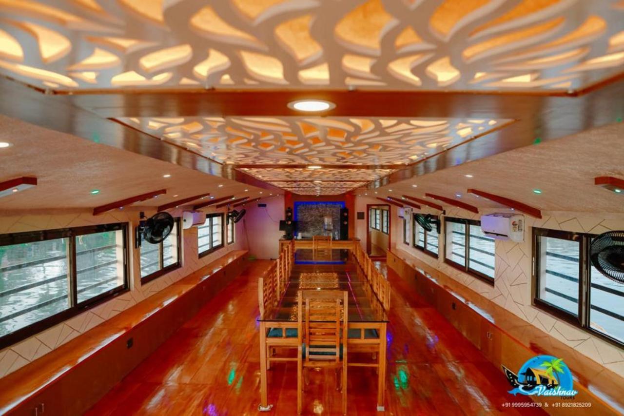 Vaishnav Tours Hotel Alappuzha ภายนอก รูปภาพ