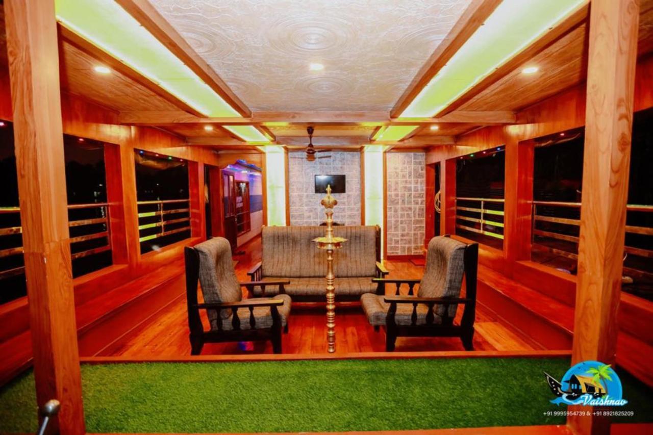Vaishnav Tours Hotel Alappuzha ภายนอก รูปภาพ
