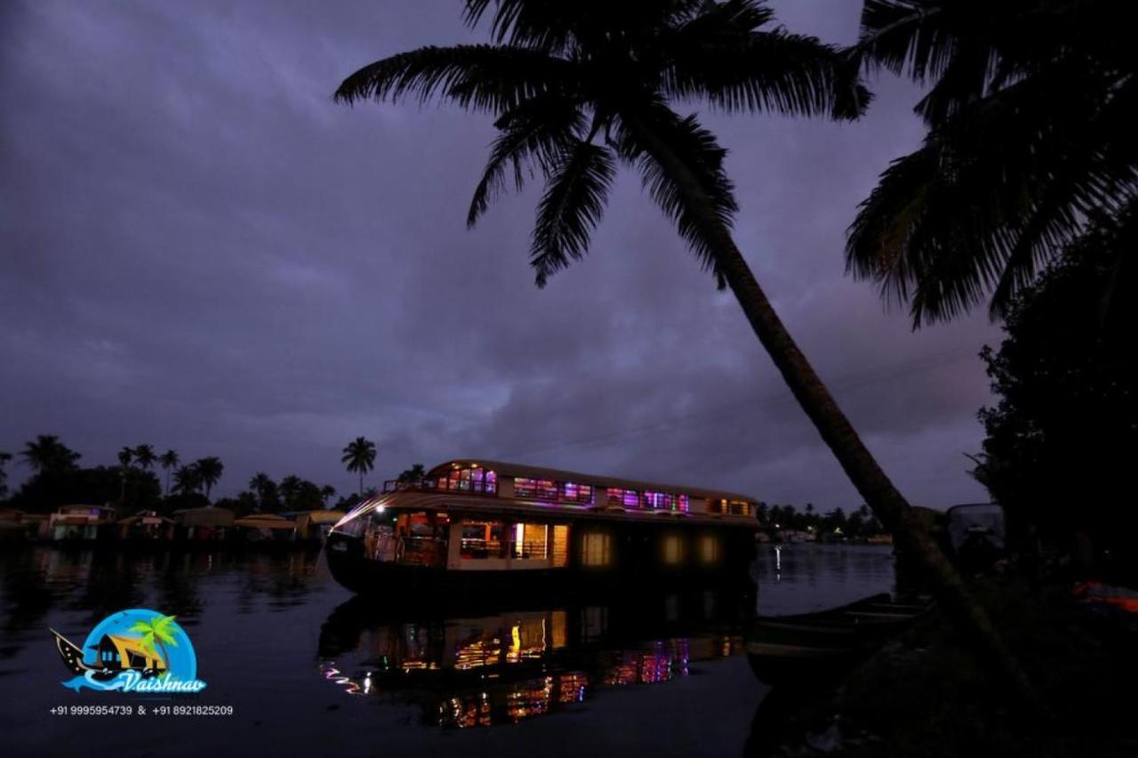 Vaishnav Tours Hotel Alappuzha ภายนอก รูปภาพ
