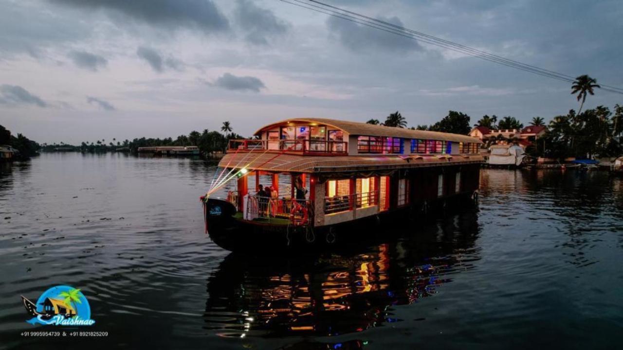 Vaishnav Tours Hotel Alappuzha ภายนอก รูปภาพ