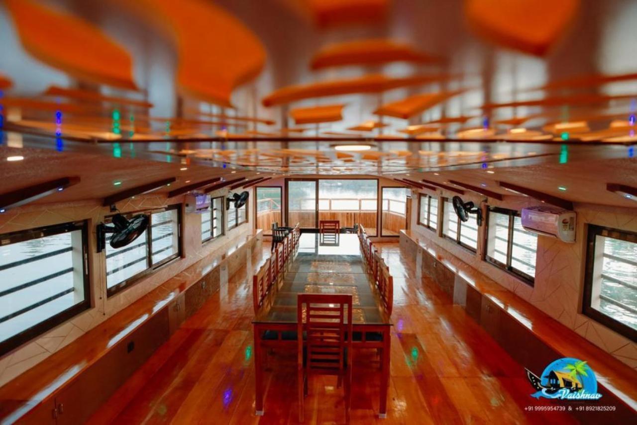 Vaishnav Tours Hotel Alappuzha ภายนอก รูปภาพ