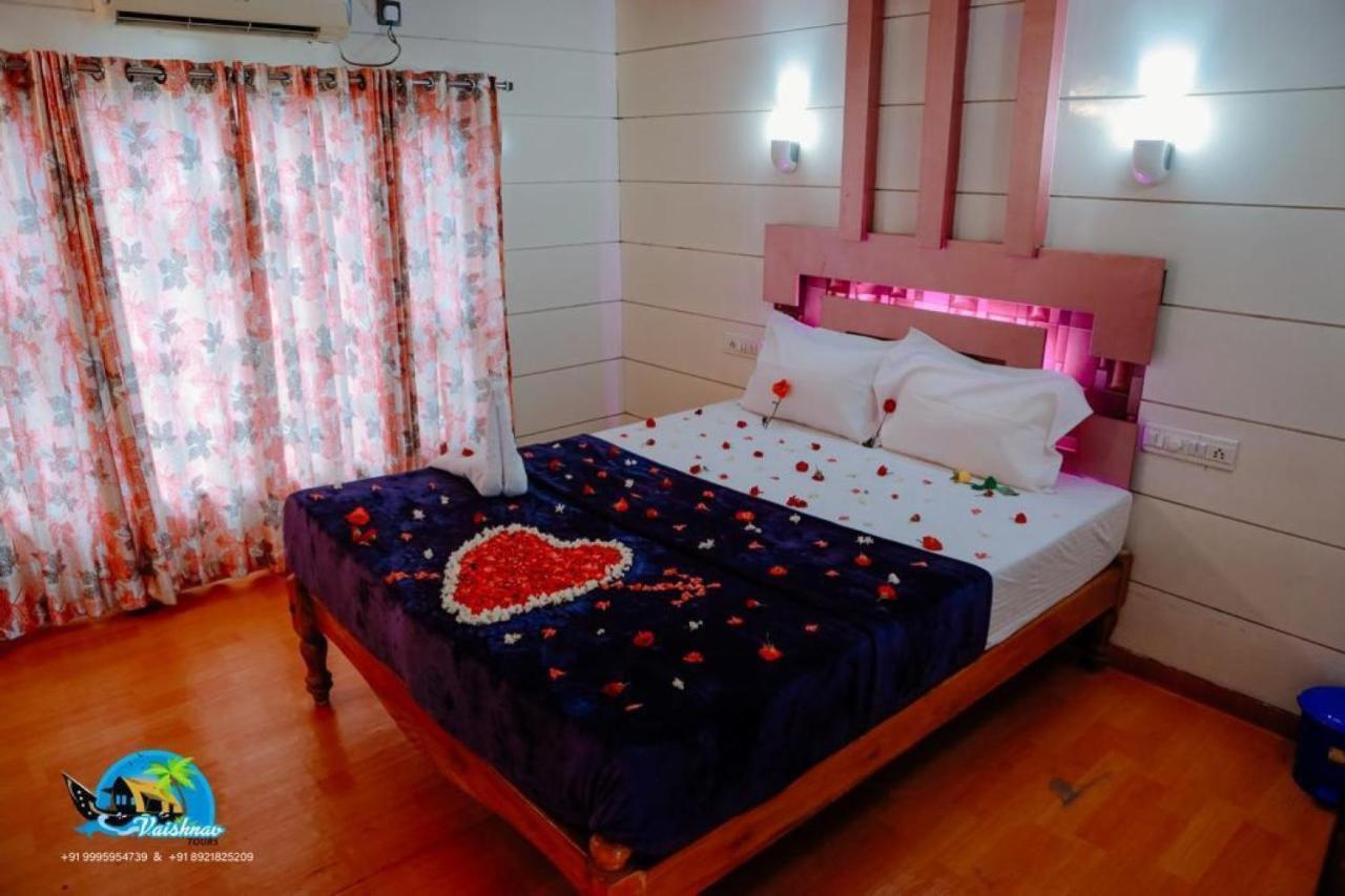 Vaishnav Tours Hotel Alappuzha ภายนอก รูปภาพ