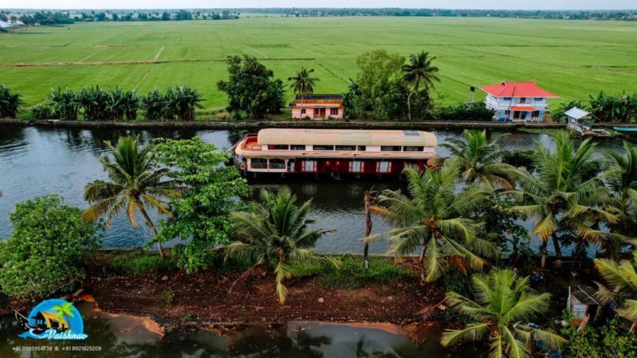 Vaishnav Tours Hotel Alappuzha ภายนอก รูปภาพ