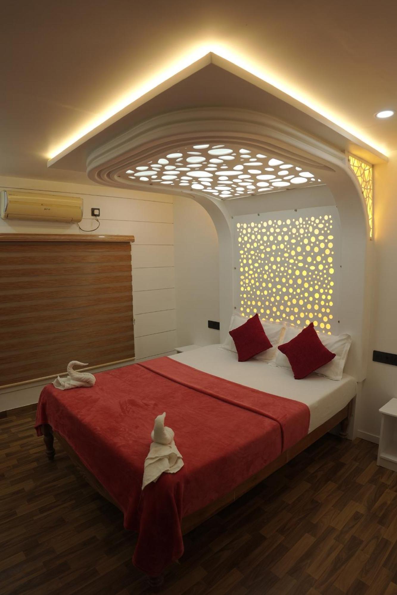 Vaishnav Tours Hotel Alappuzha ภายนอก รูปภาพ