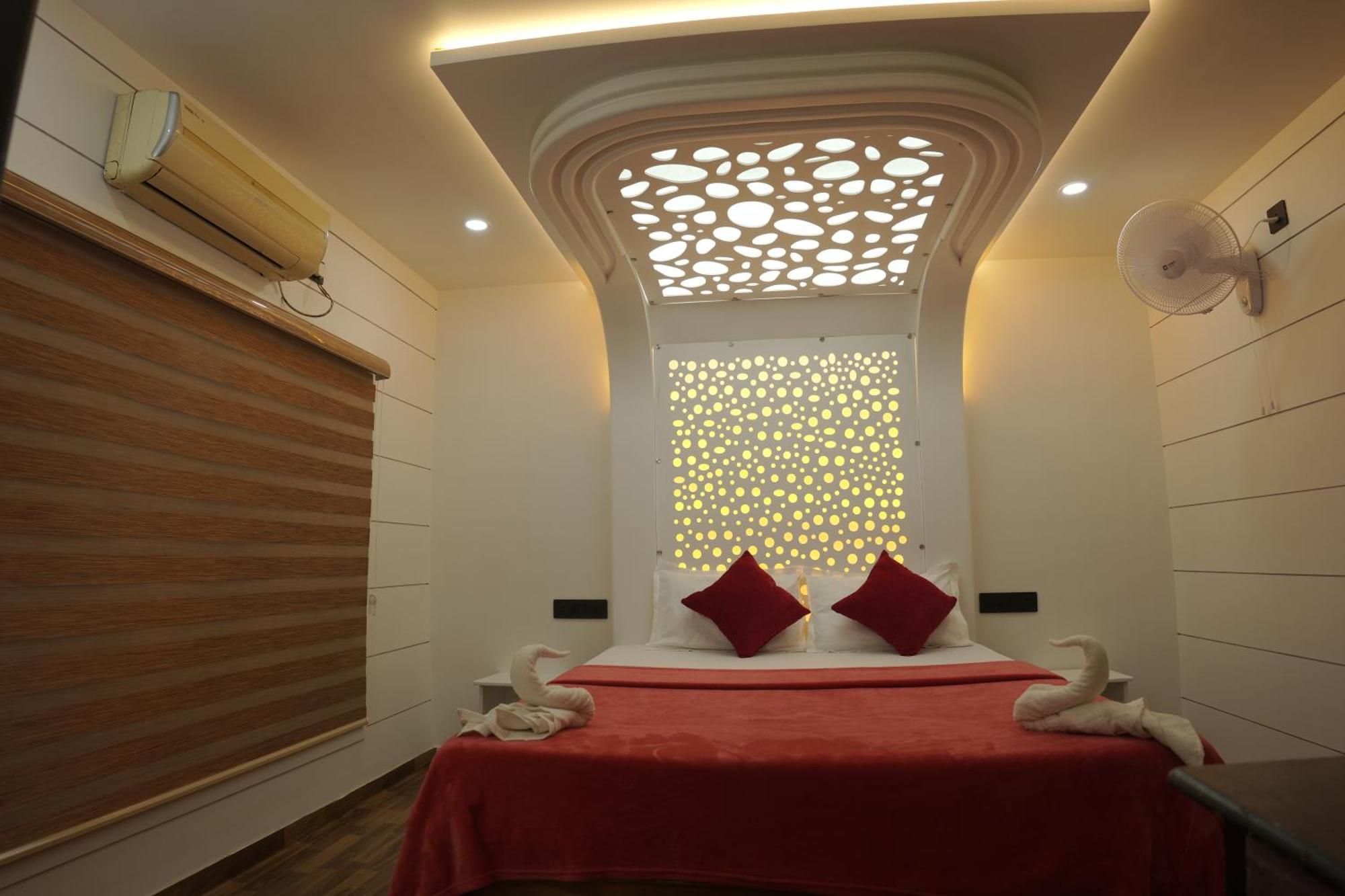Vaishnav Tours Hotel Alappuzha ภายนอก รูปภาพ