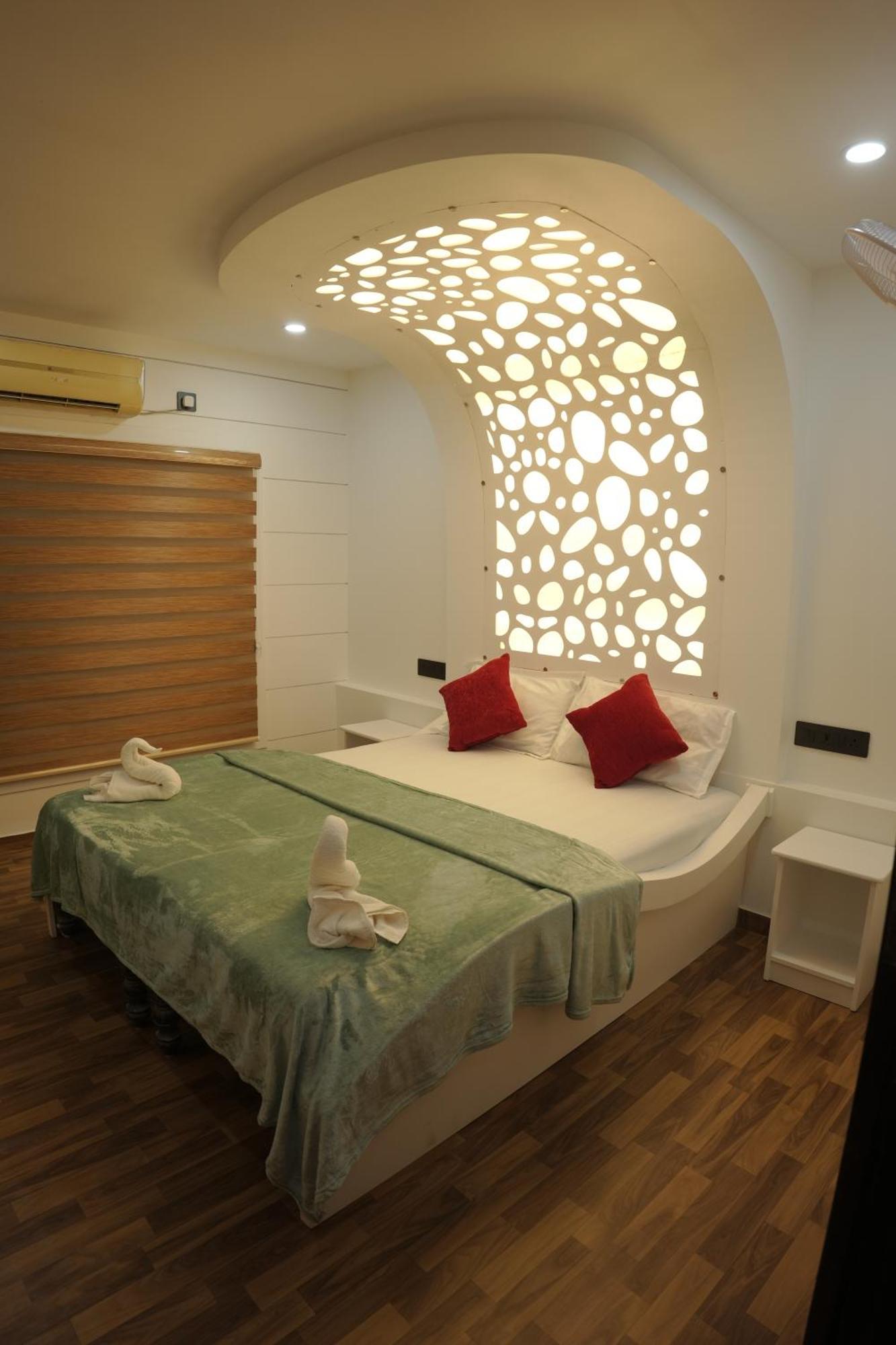 Vaishnav Tours Hotel Alappuzha ภายนอก รูปภาพ