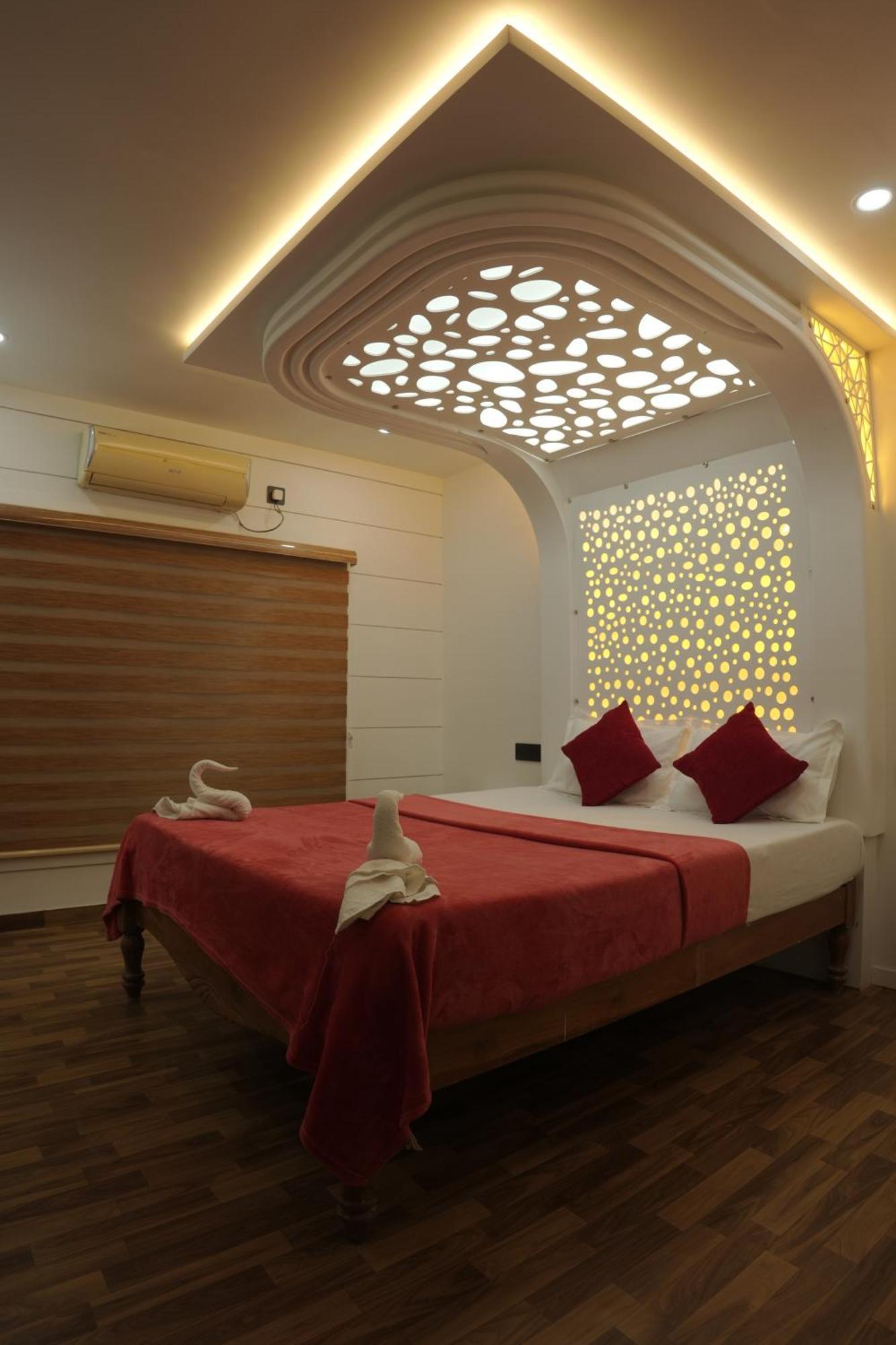 Vaishnav Tours Hotel Alappuzha ภายนอก รูปภาพ