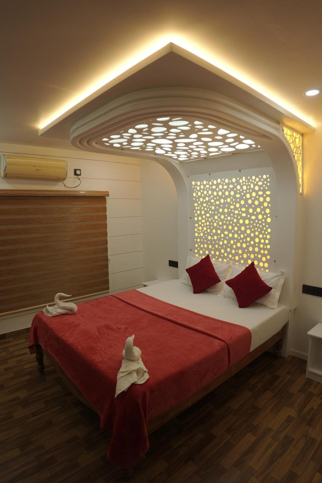 Vaishnav Tours Hotel Alappuzha ภายนอก รูปภาพ