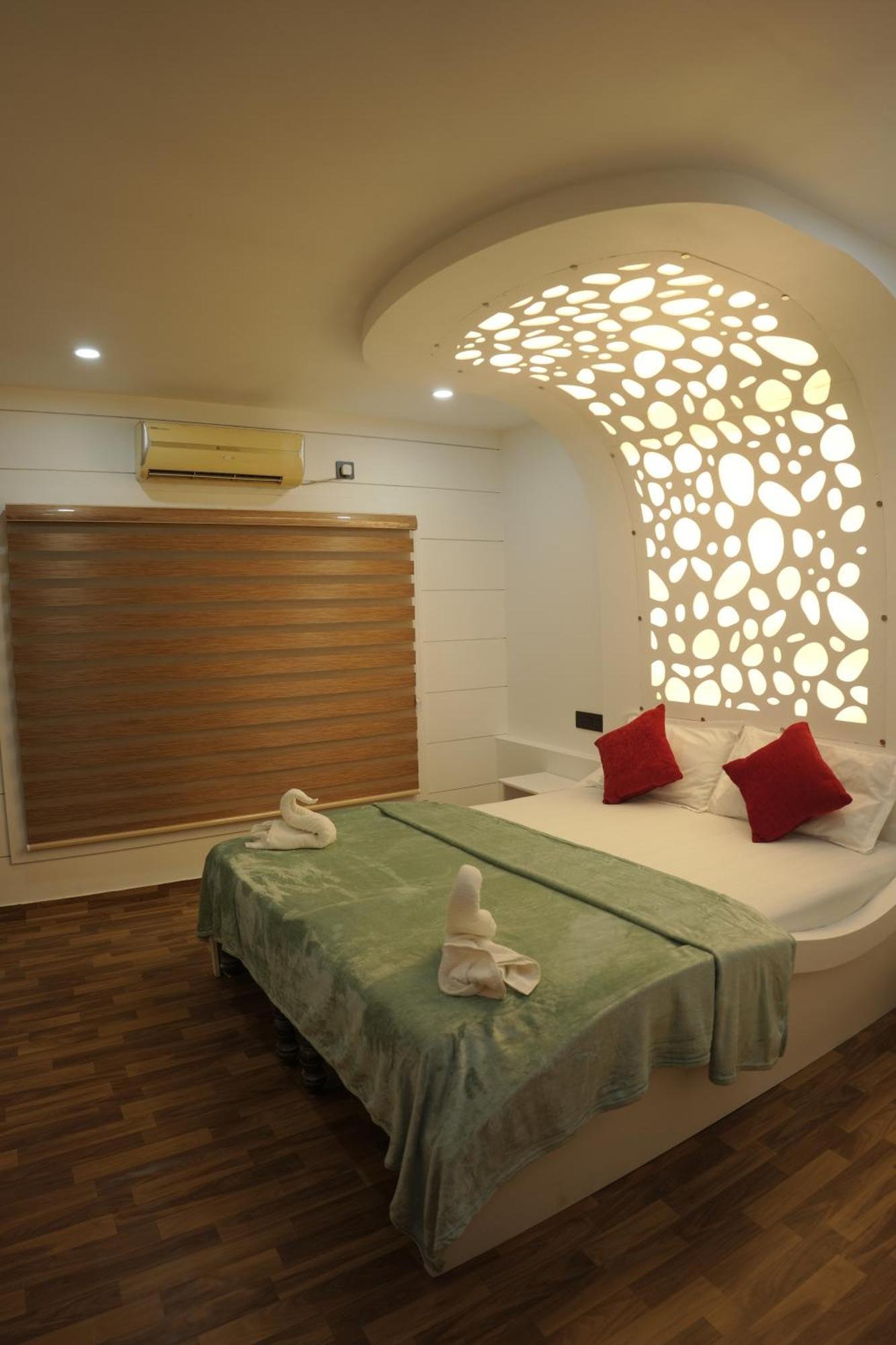 Vaishnav Tours Hotel Alappuzha ภายนอก รูปภาพ