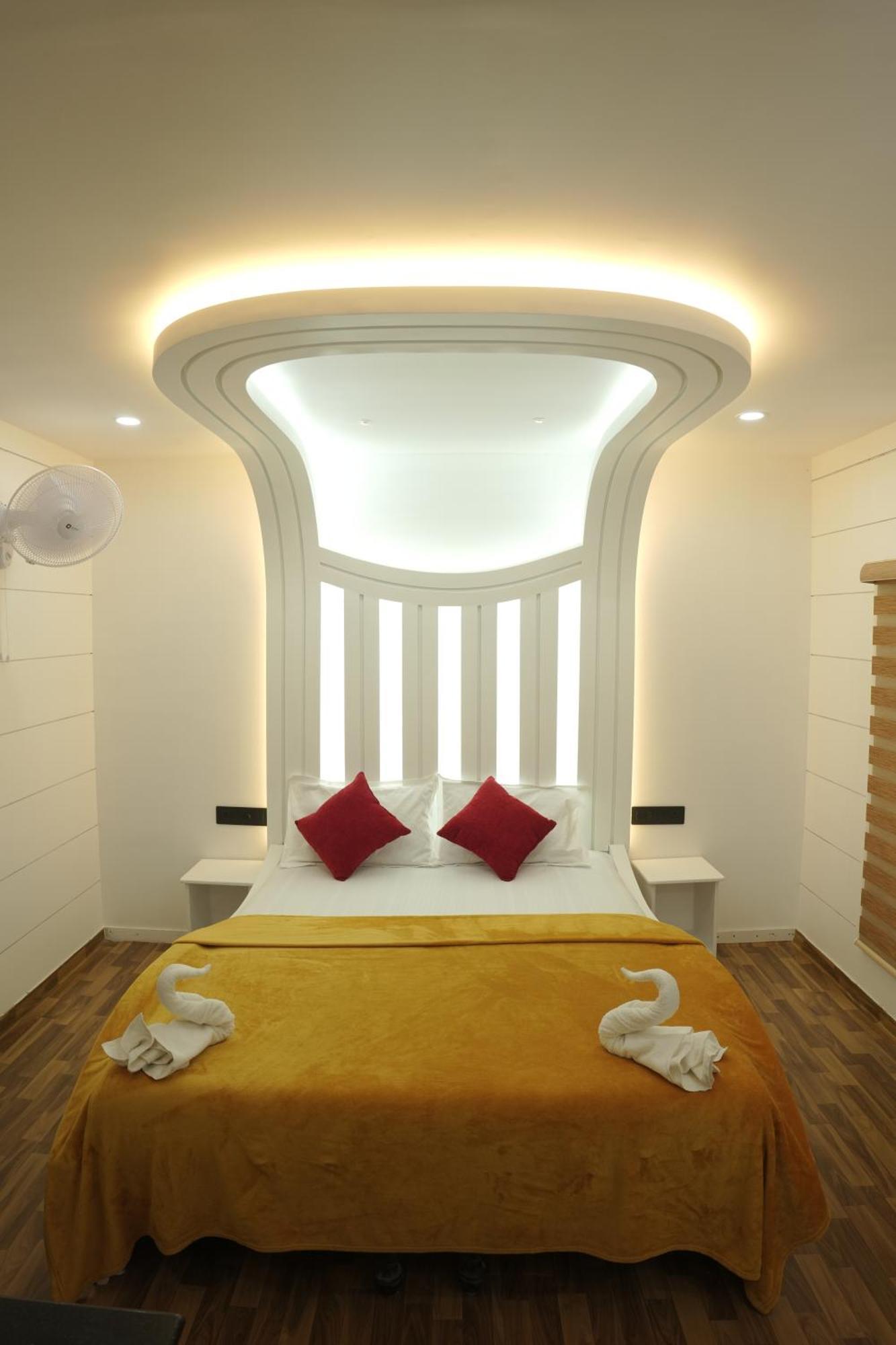 Vaishnav Tours Hotel Alappuzha ภายนอก รูปภาพ