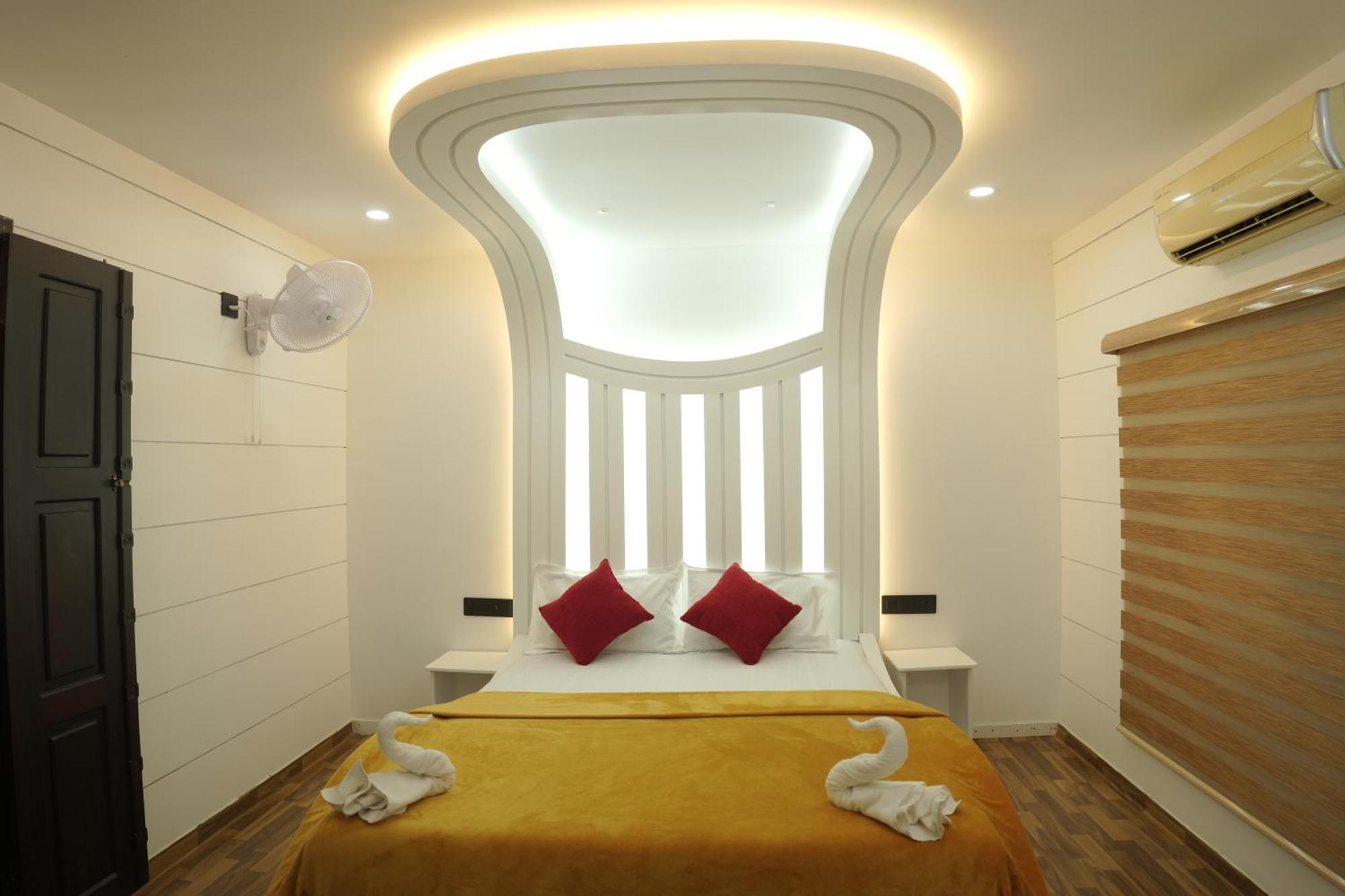 Vaishnav Tours Hotel Alappuzha ภายนอก รูปภาพ
