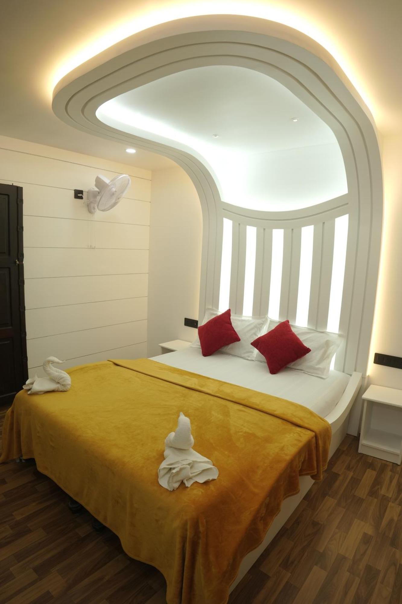 Vaishnav Tours Hotel Alappuzha ภายนอก รูปภาพ