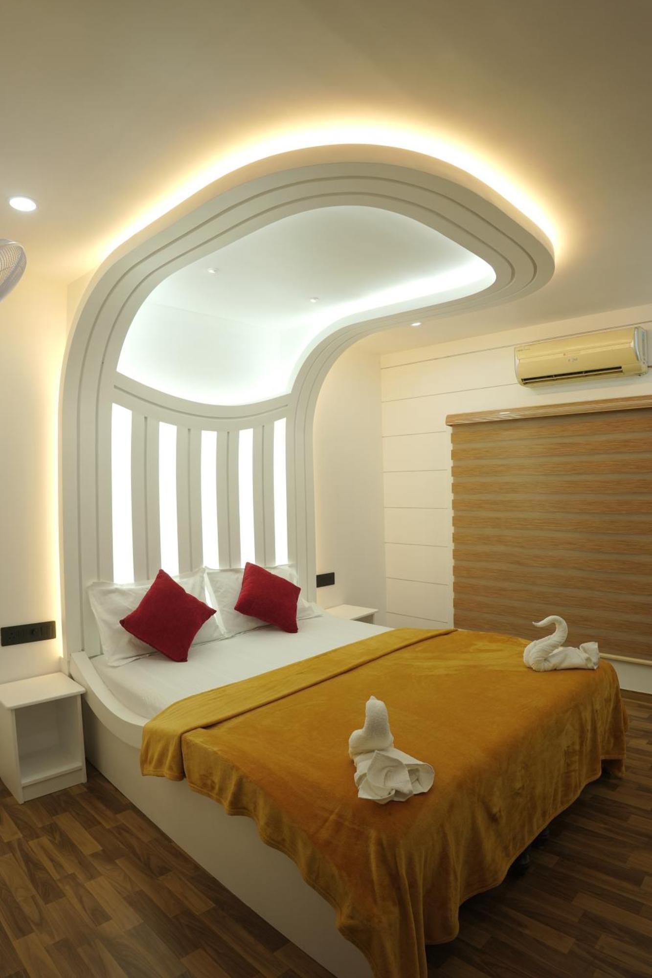 Vaishnav Tours Hotel Alappuzha ภายนอก รูปภาพ