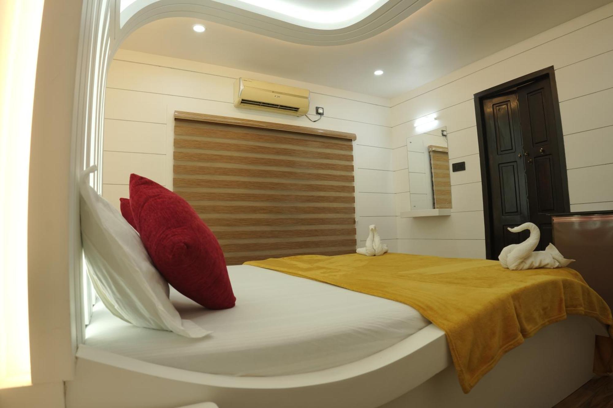 Vaishnav Tours Hotel Alappuzha ภายนอก รูปภาพ