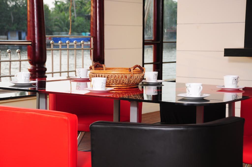 Vaishnav Tours Hotel Alappuzha ภายนอก รูปภาพ