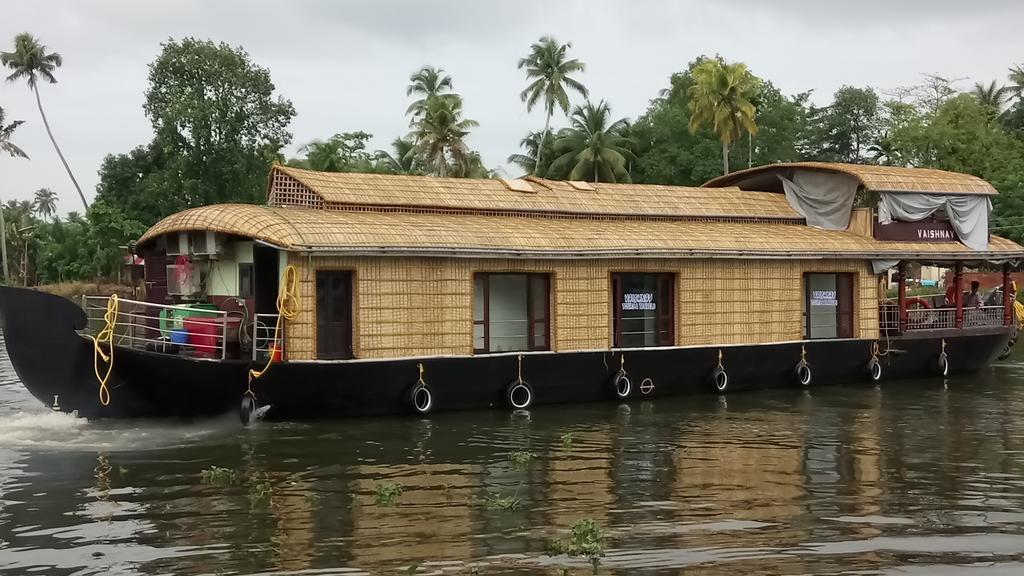 Vaishnav Tours Hotel Alappuzha ภายนอก รูปภาพ
