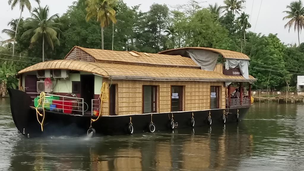 Vaishnav Tours Hotel Alappuzha ภายนอก รูปภาพ