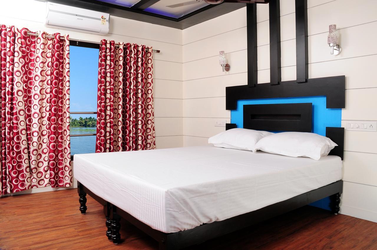 Vaishnav Tours Hotel Alappuzha ภายนอก รูปภาพ