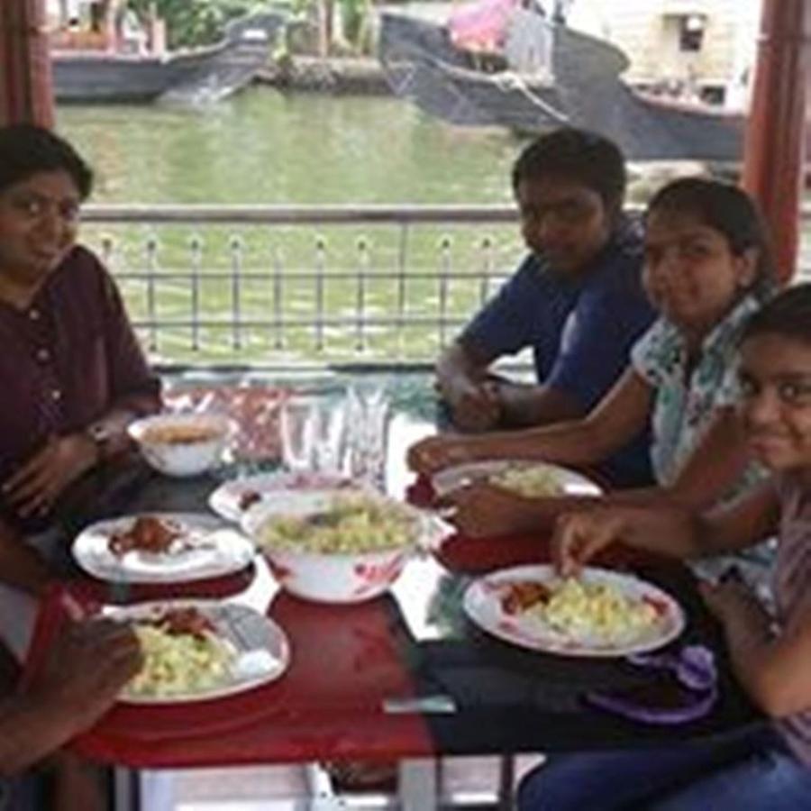 Vaishnav Tours Hotel Alappuzha ภายนอก รูปภาพ