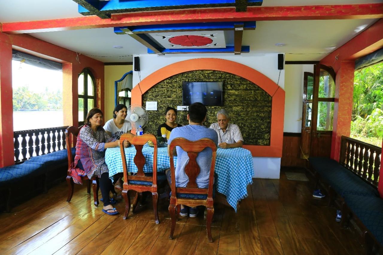 Vaishnav Tours Hotel Alappuzha ภายนอก รูปภาพ