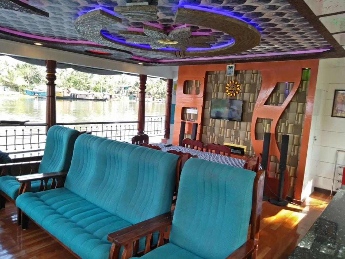 Vaishnav Tours Hotel Alappuzha ภายนอก รูปภาพ