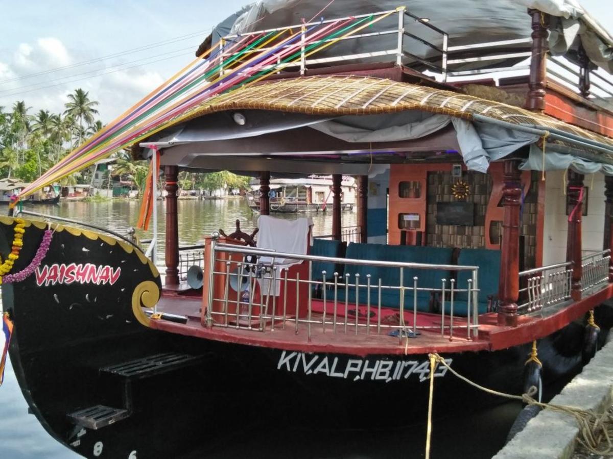 Vaishnav Tours Hotel Alappuzha ภายนอก รูปภาพ