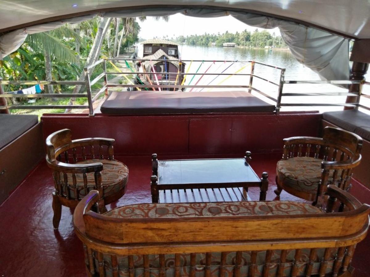 Vaishnav Tours Hotel Alappuzha ภายนอก รูปภาพ