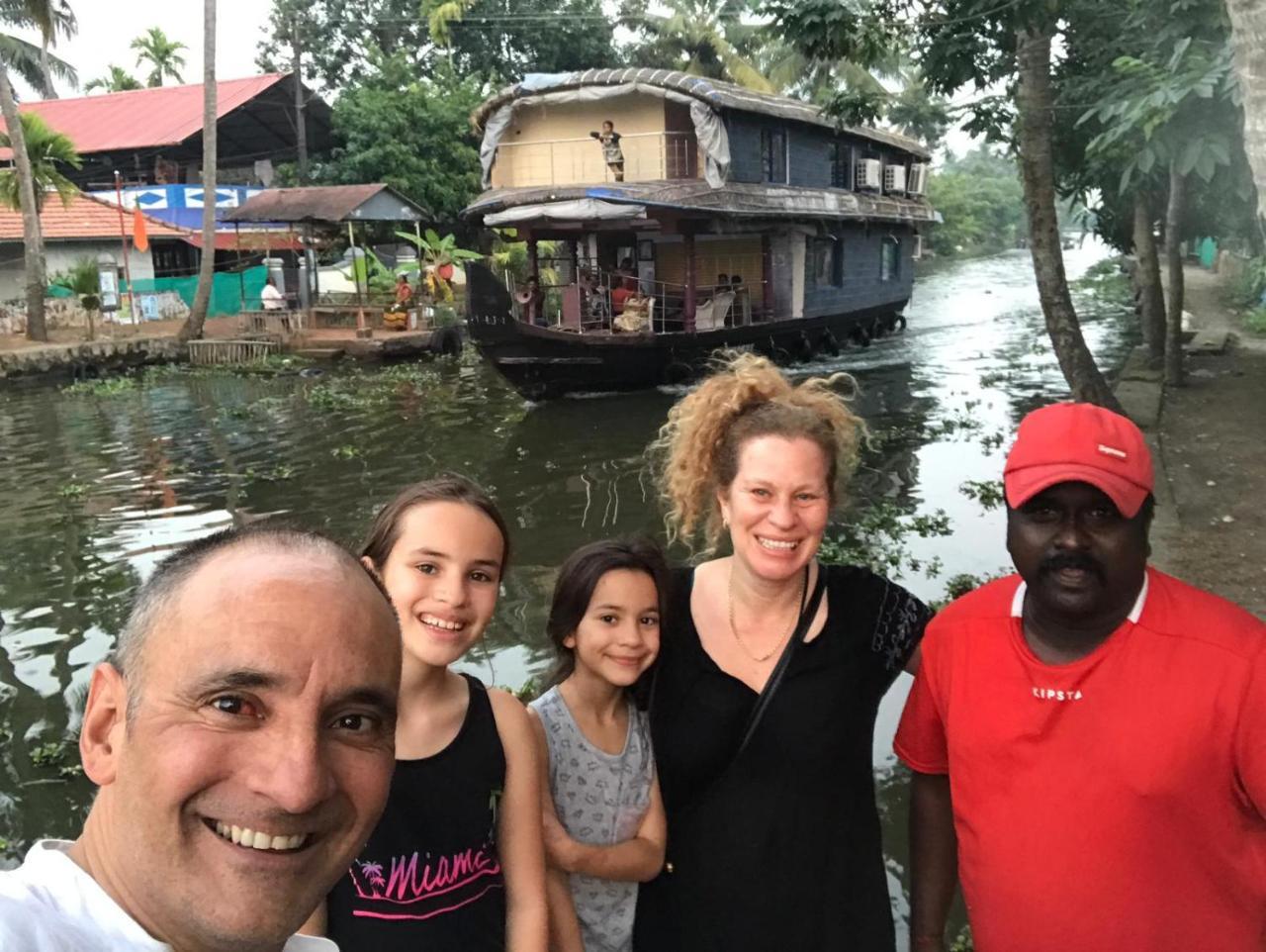Vaishnav Tours Hotel Alappuzha ภายนอก รูปภาพ