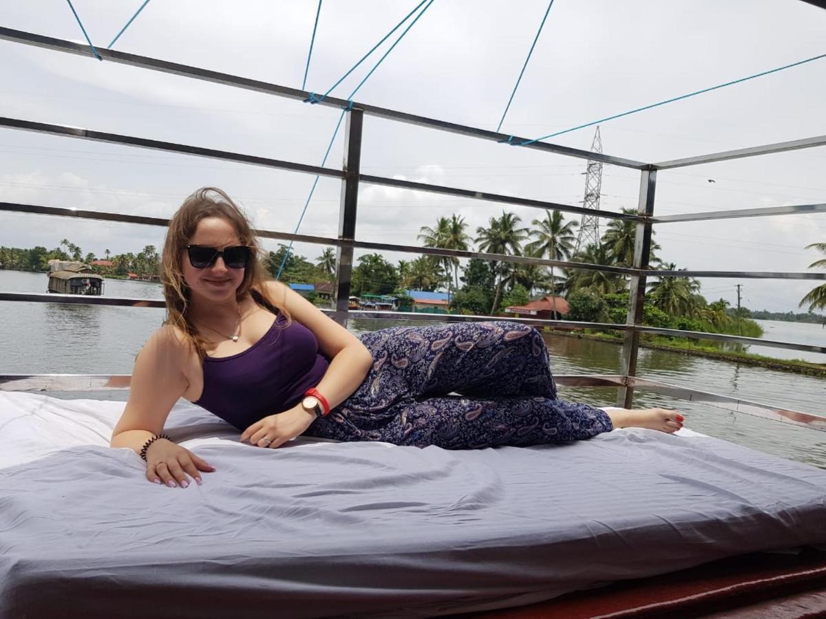 Vaishnav Tours Hotel Alappuzha ภายนอก รูปภาพ